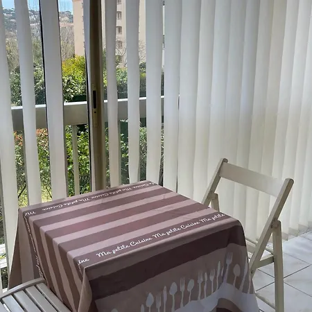 Cozy Cocoon With Balcony And Pool Διαμέρισμα